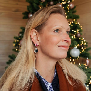 Pinke Glas-Kristall-Ohrstecker mit dunkelblauem Kristalltropfen