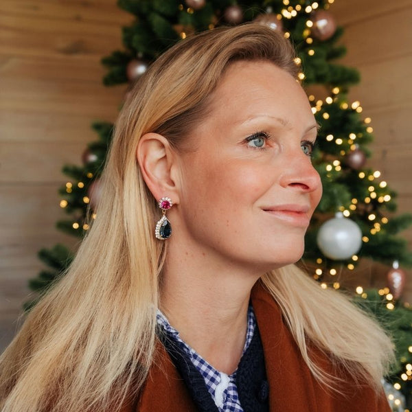 Pinke Glas-Kristall-Ohrstecker mit dunkelblauem Kristalltropfen