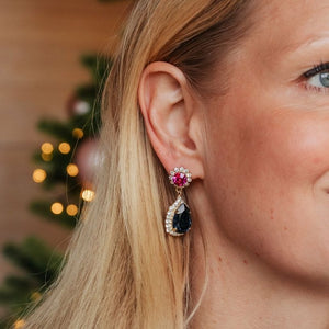Pinke Glas-Kristall-Ohrstecker mit dunkelblauem Kristalltropfen