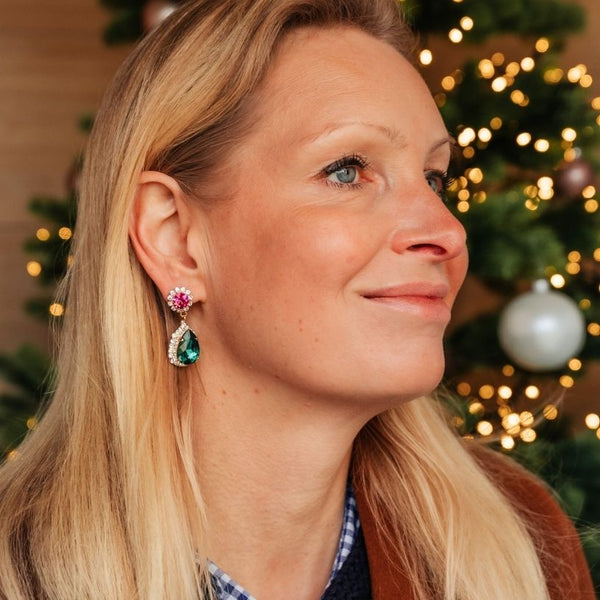 Pinke Glas-Kristall-Ohrstecker mit dunkelgrünem Kristalltropfen