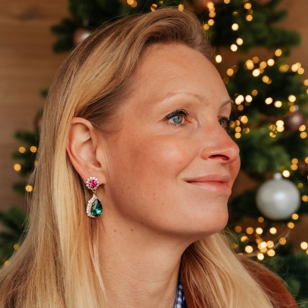 Pinke Glas-Kristall-Ohrstecker mit dunkelgrünem Kristalltropfen