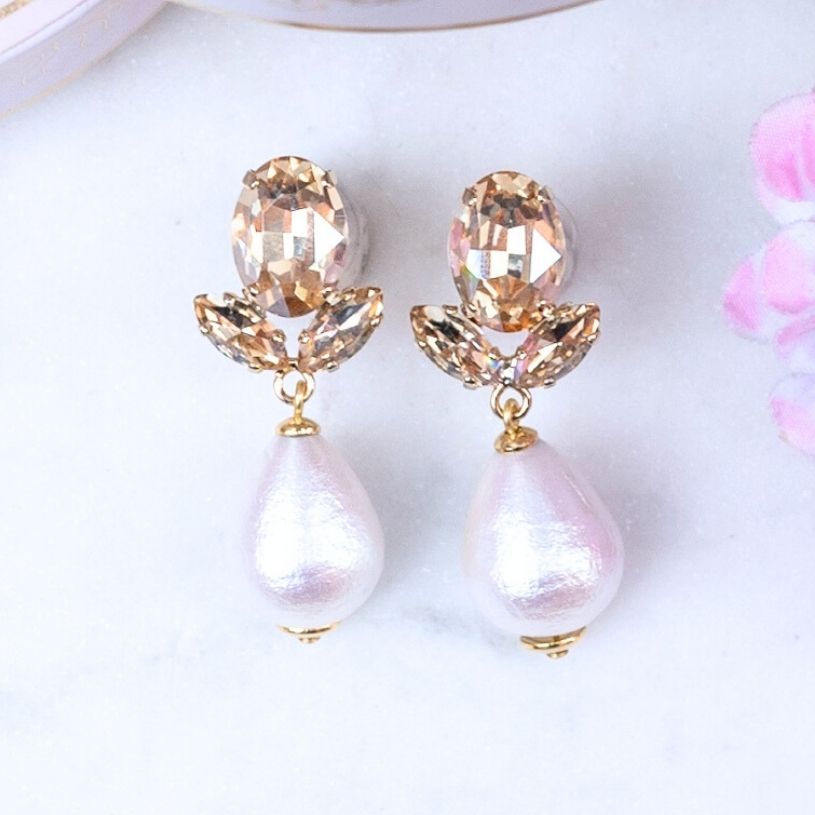 Champagnerfarbene Ohrstecker aus Glas-Kristallen mit leichter Baumwollperle