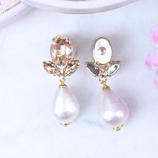 Champagnerfarbene Ohrstecker aus Glas-Kristallen mit leichter Baumwollperle