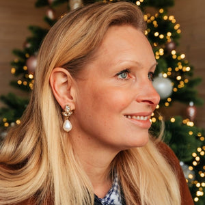 Champagnerfarbene Ohrstecker aus Glas-Kristallen mit leichter Baumwollperle