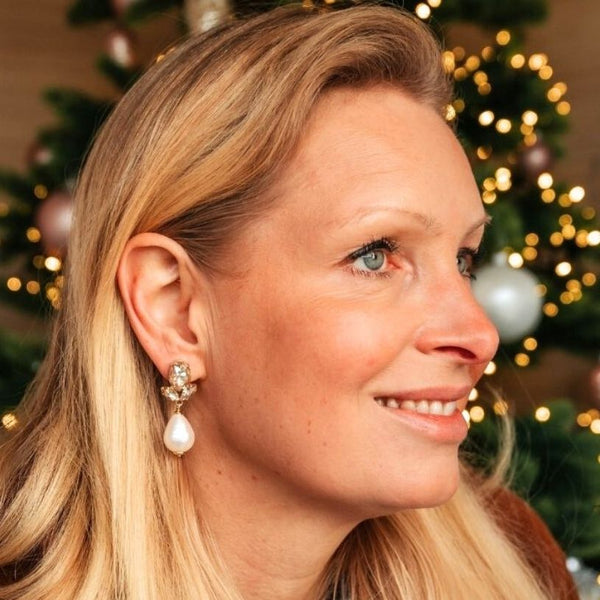 Champagnerfarbene Ohrstecker aus Glas-Kristallen mit leichter Baumwollperle