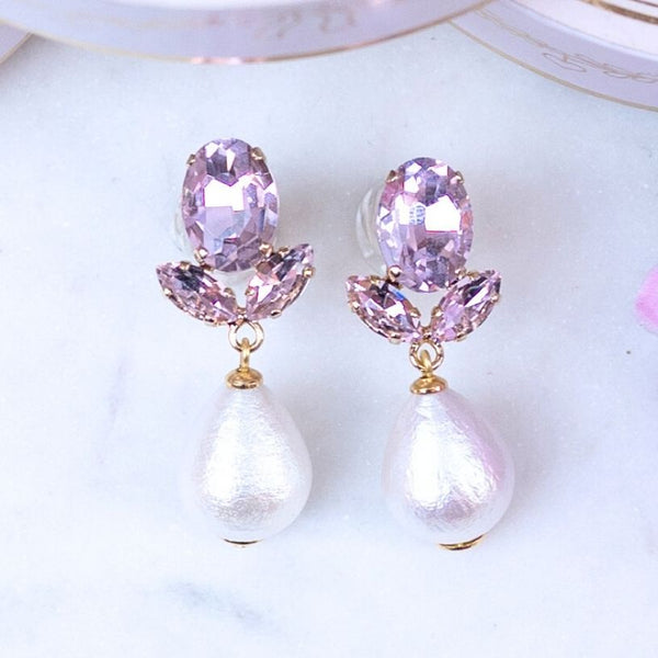 Rosafarbene Ohrstecker aus Glas-Kristallen mit leichter Baumwollperle