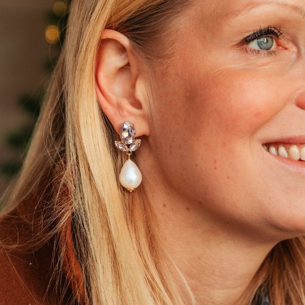 Rosafarbene Ohrstecker aus Glas-Kristallen mit leichter Baumwollperle