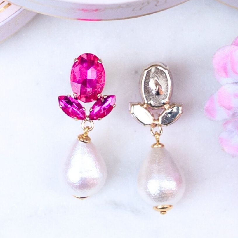 Pinke Ohrstecker aus Glas-Kristallen mit leichter Baumwollperle