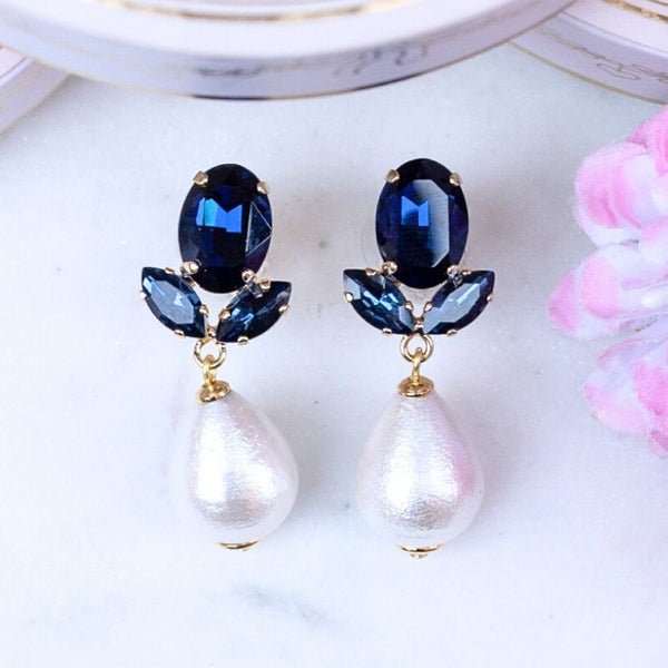 Dunkelblaue Ohrstecker aus Glas-Kristallen mit leichter Baumwollperle