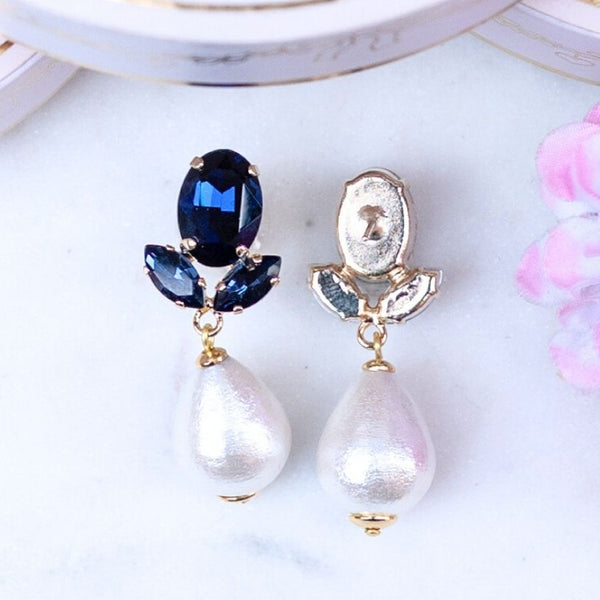 Dunkelblaue Ohrstecker aus Glas-Kristallen mit leichter Baumwollperle