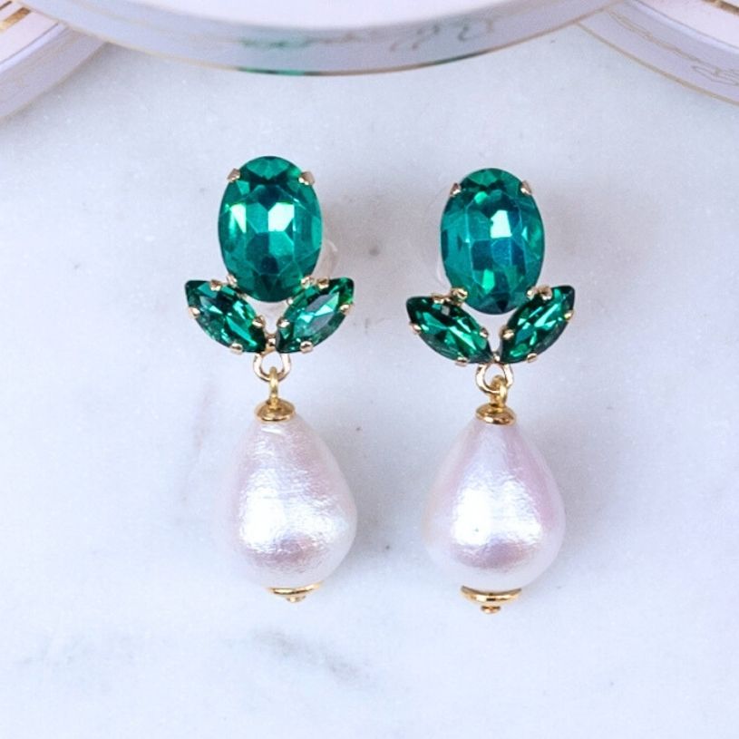 Dunkelgrüne Ohrstecker aus Glas-Kristallen mit leichter Baumwollperle