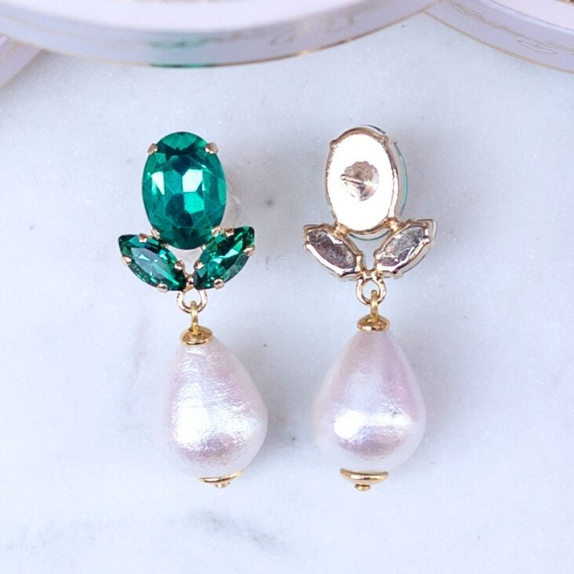 Dunkelgrüne Ohrstecker aus Glas-Kristallen mit leichter Baumwollperle