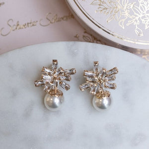 Kleine funkelnde Glas-Kristall-Ohrstecker mit Perle