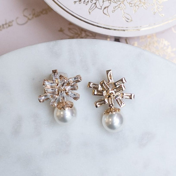 Kleine funkelnde Glas-Kristall-Ohrstecker mit Perle