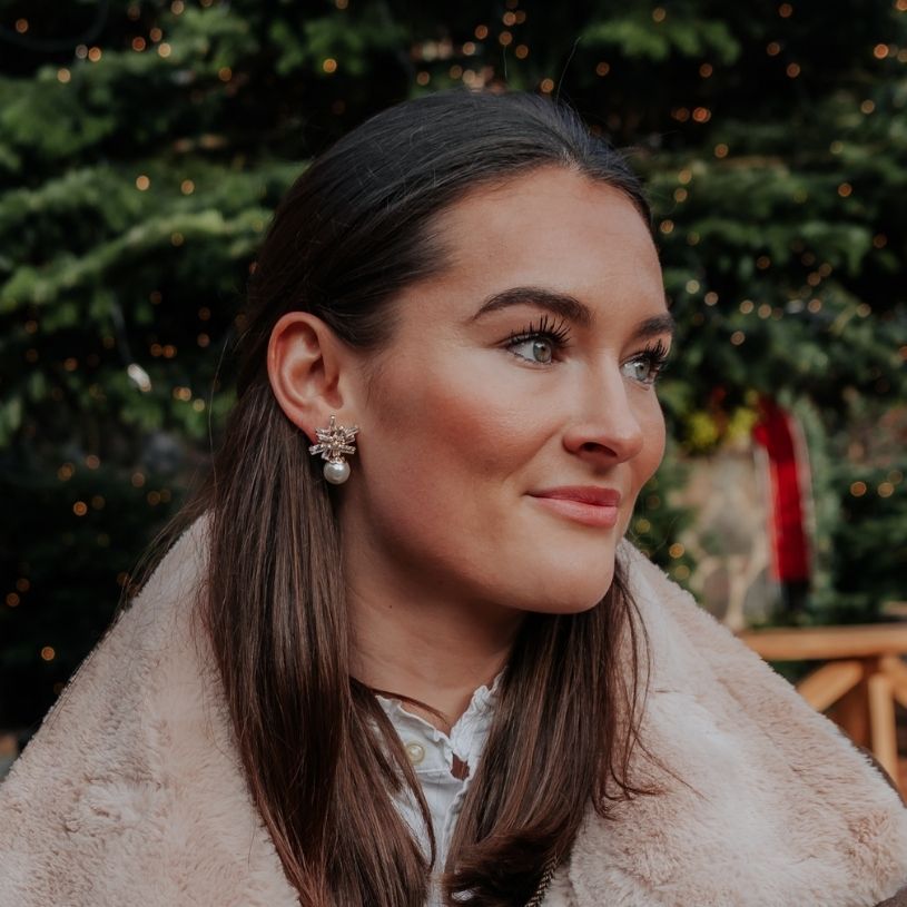 Kleine funkelnde Glas-Kristall-Ohrstecker mit Perle