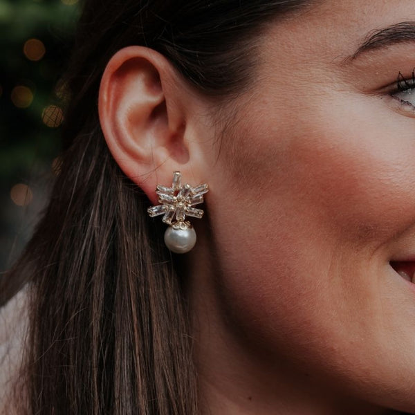 Kleine funkelnde Glas-Kristall-Ohrstecker mit Perle