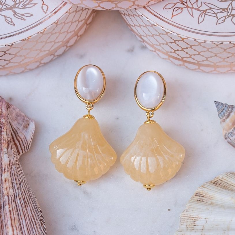 Sommerliche Muschel-Ohrstecker in Perlmutt und Vanille-Gelb