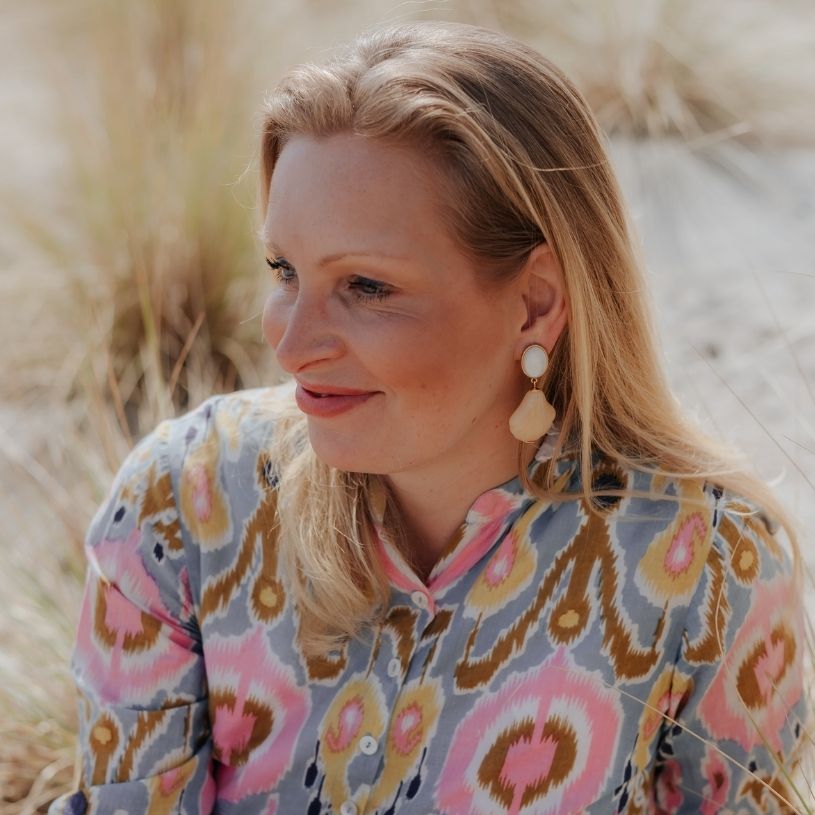 Sommerliche Muschel-Ohrstecker in Perlmutt und Vanille-Gelb