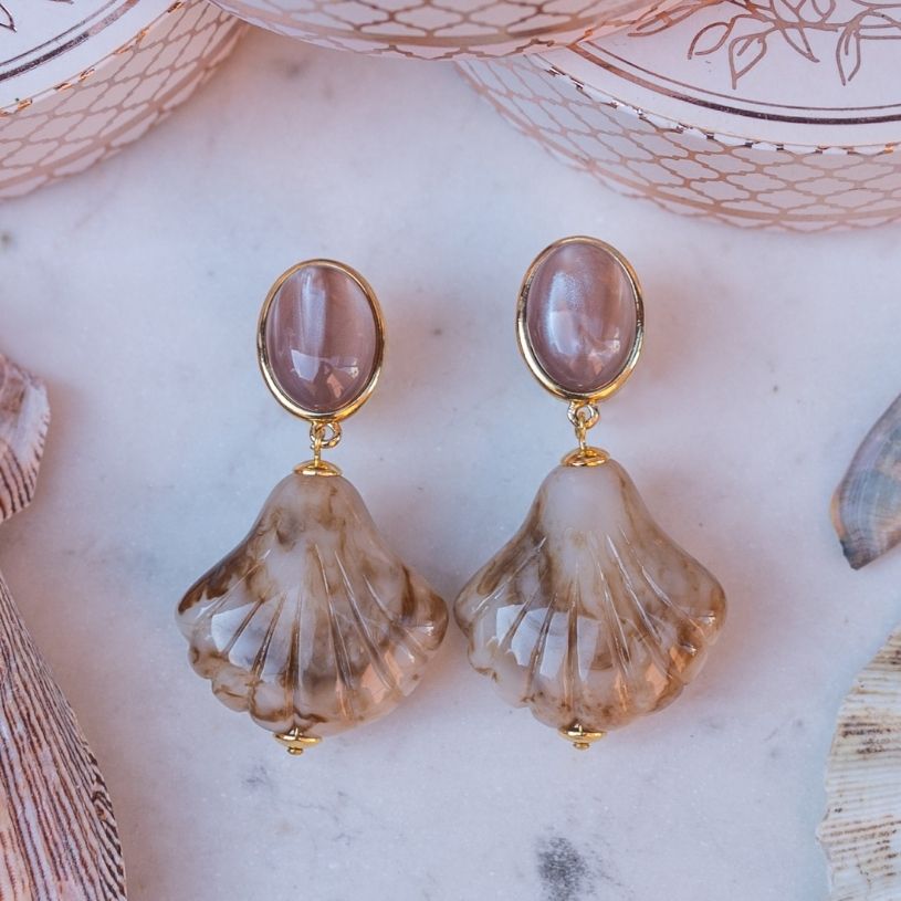 Sommerliche Muschel-Ohrstecker in Beigetönen