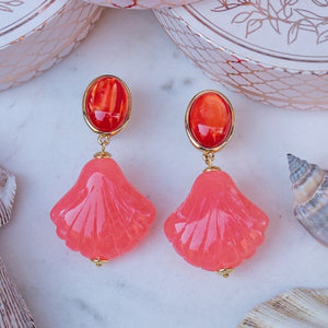 Sommerliche Muschel-Ohrstecker in Orange und Grapefruitpink