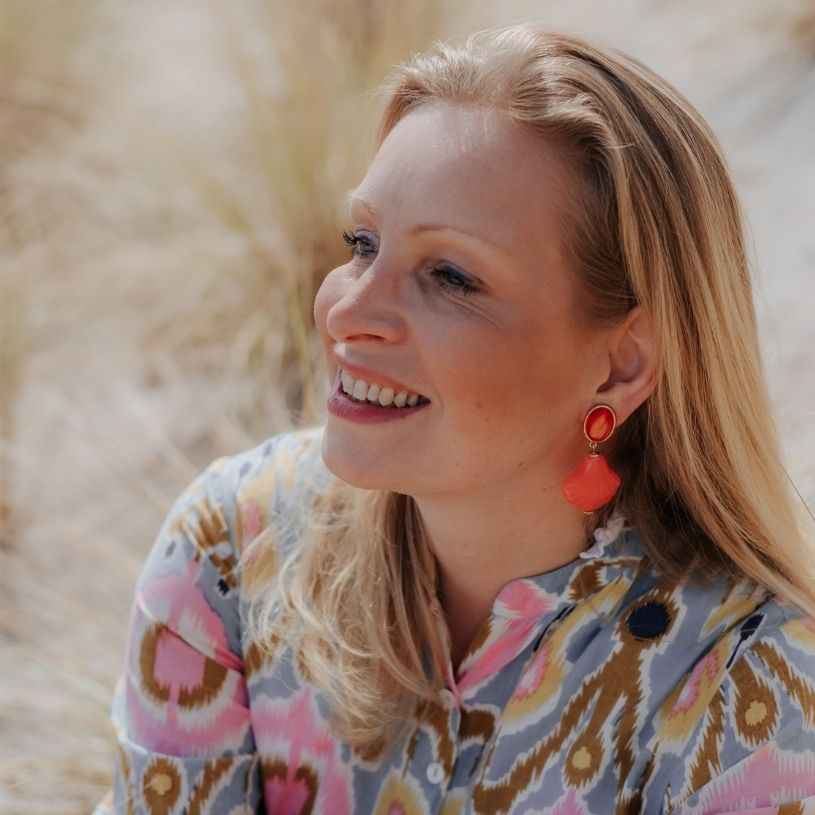 Sommerliche Muschel-Ohrstecker in Orange und Grapefruitpink