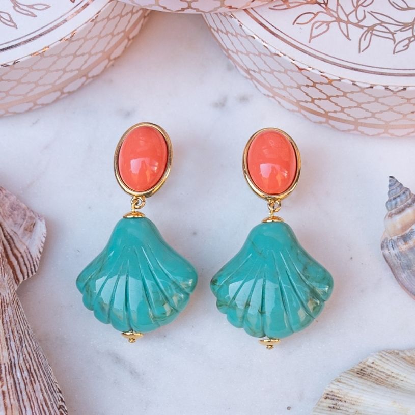 Sommerliche Muschel-Ohrstecker in Korallorange und Türkis