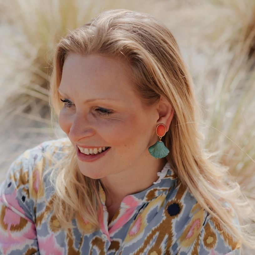 Sommerliche Muschel-Ohrclips in Korallorange und Türkis