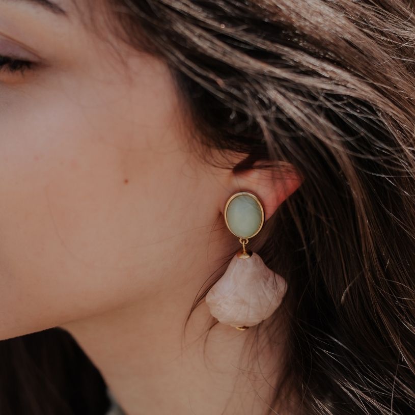 Sommerliche Muschel-Ohrstecker in Jadegrün und Rosa