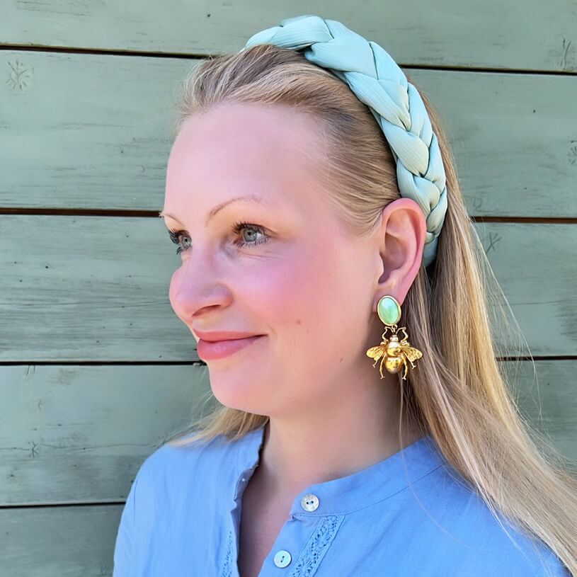 Lindgrüner Ohrstecker mit vergoldeter Hummel von AmuseToi