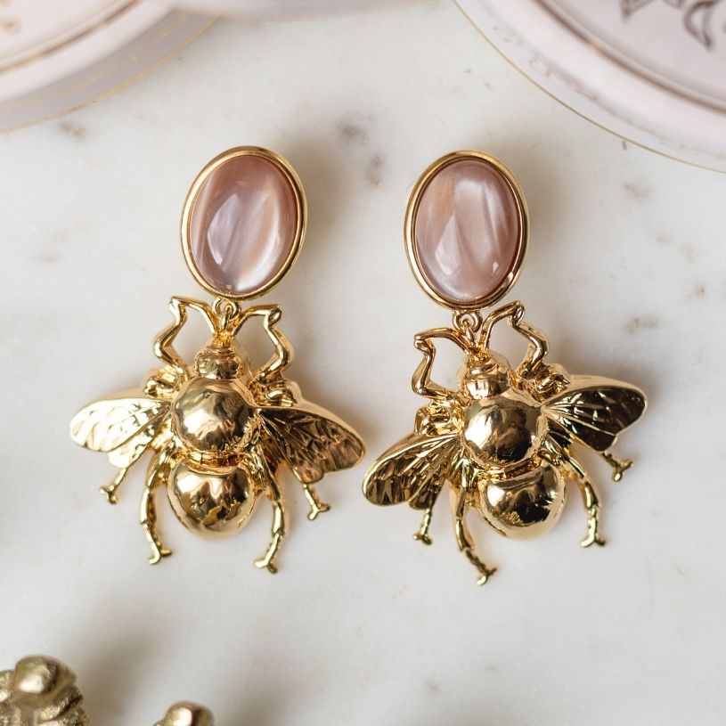 Beige Ohrstecker mit vergoldeter Hummel von AmuseToi