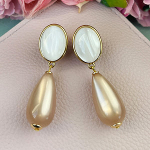 Permuttfarbener Ohrstecker mit nudefarbenem Tropfen von AmuseToi