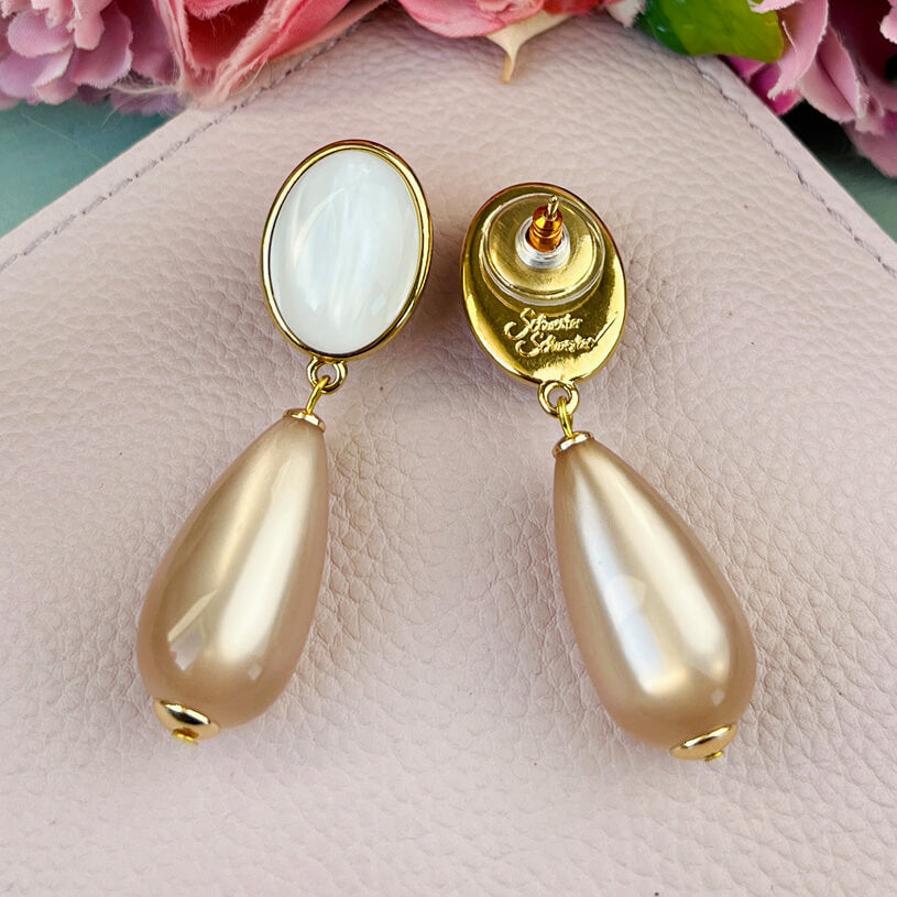 Permuttfarbener Ohrstecker mit nudefarbenem Tropfen von AmuseToi