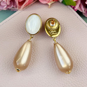 Permuttfarbener Ohrstecker mit nudefarbenem Tropfen von AmuseToi