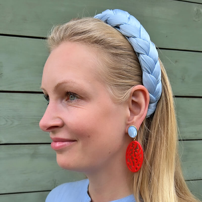 Ohrstecker in schimmerndem Hellblau mit rotem Ornament in Korallenoptik von AmuseToi