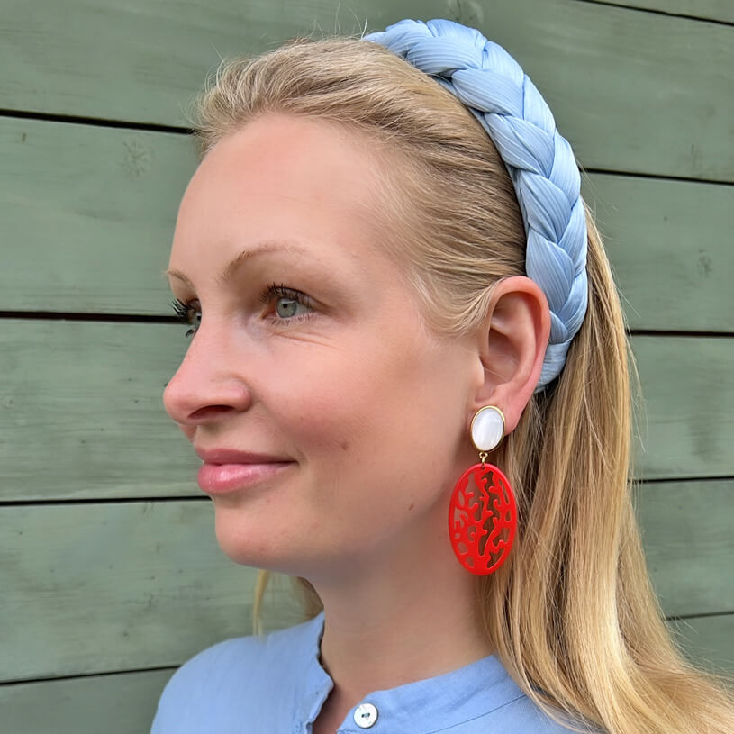 Ohrstecker in Perlmuttfarben mit rotem Ornament in Korallenoptik von AmuseToi