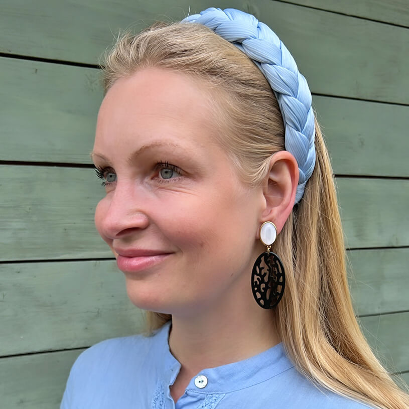 Ohrstecker in Perlmutt mit schwarzem Ornament in Korallenoptik