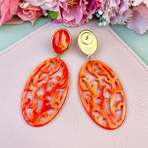 Orange Ohrstecker mit orangefarbenem Ornament in Korallenoptik