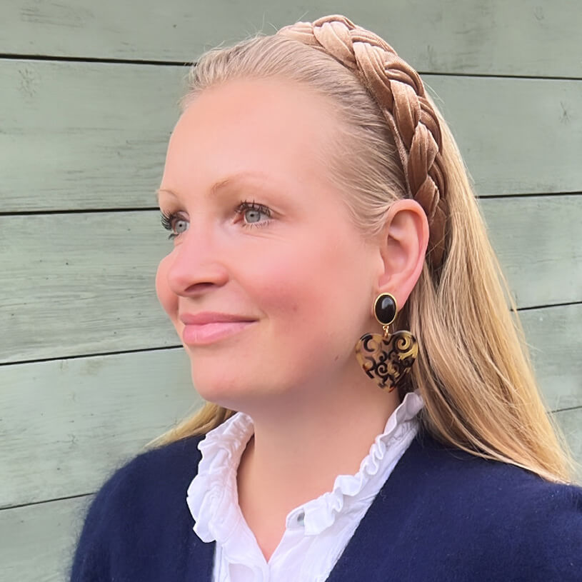 Schöne Herz-Ohrringe mit schwarzen Ohrsteckern und Herz-Ornamenten in Schildpattfarben