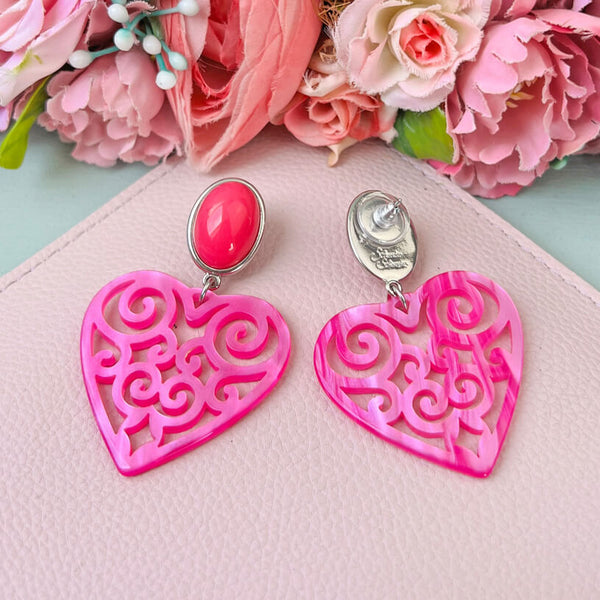 Schöne silberfarbene Herz-Ohrringe mit Herz-Ornamenten in Pink