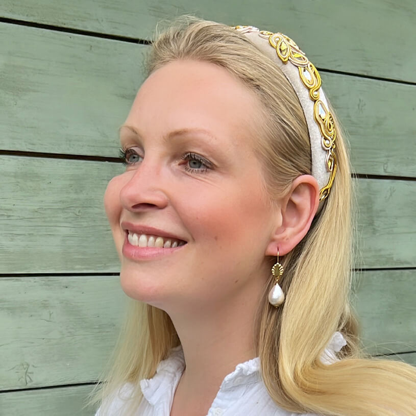 Vergoldete Ohrhänger in Muschelform mit kleinem Baumwolltropfen von AmuseToi