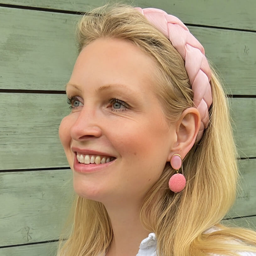 Rosafarbene Ohrstecker mit pinkem Anhänger in Rochenhautoptik