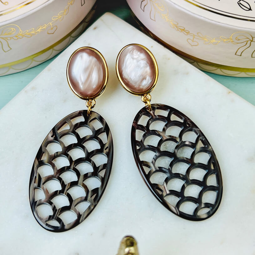 Beiger Ohrstecker mit schokobraunem Oval im Marrakesch-Stil vom AmuseToi