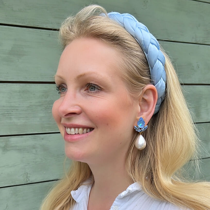 Funkelnde Ohrstecker in Hellblau mit federleichten Baumwolltropfen