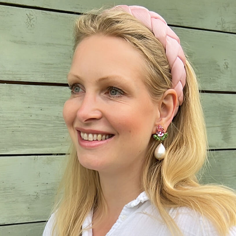 Funkelnde Ohrstecker in Rosa und Grün mit federleichten Baumwolltropfen