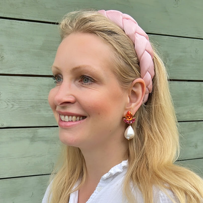 Funkelnde Ohrstecker in Pink und Orange mit federleichten Baumwolltropfen