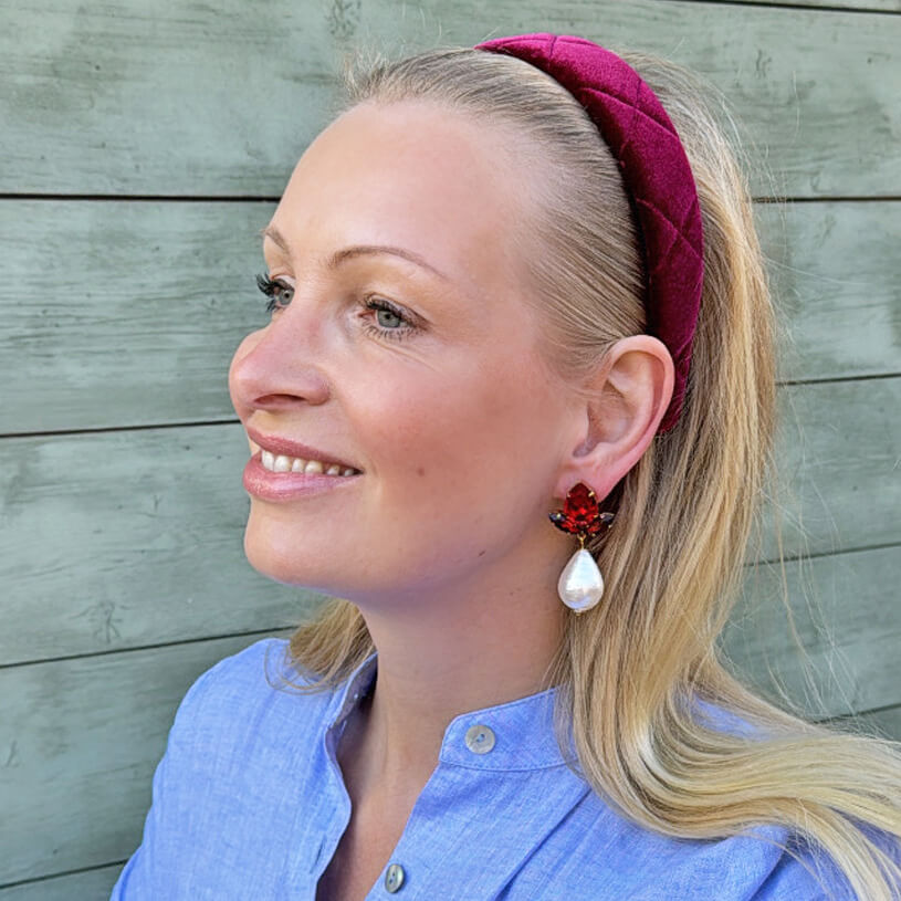 Funkelnde Ohrstecker in Rot mit federleichten Baumwolltropfen