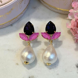 Funkelnde Ohrstecker in Violett und Rosa mit federleichten Baumwolltropfen