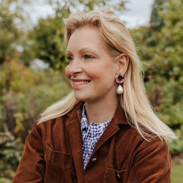 Funkelnde Ohrstecker in Violett und Rosa mit federleichten Baumwolltropfen