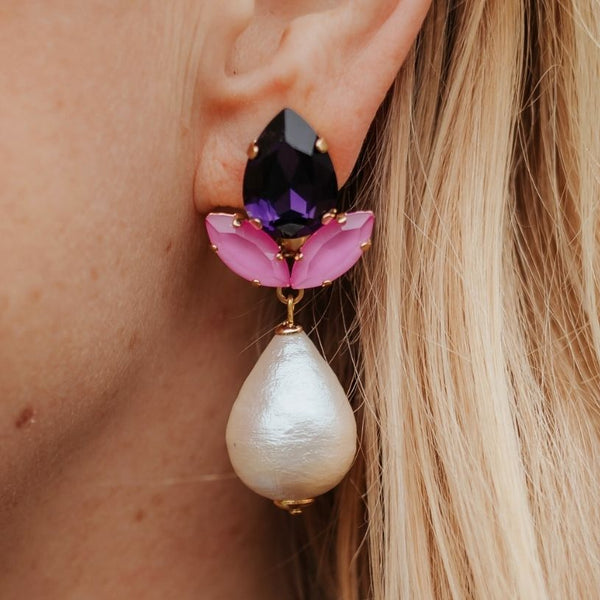 Funkelnde Ohrstecker in Violett und Rosa mit federleichten Baumwolltropfen