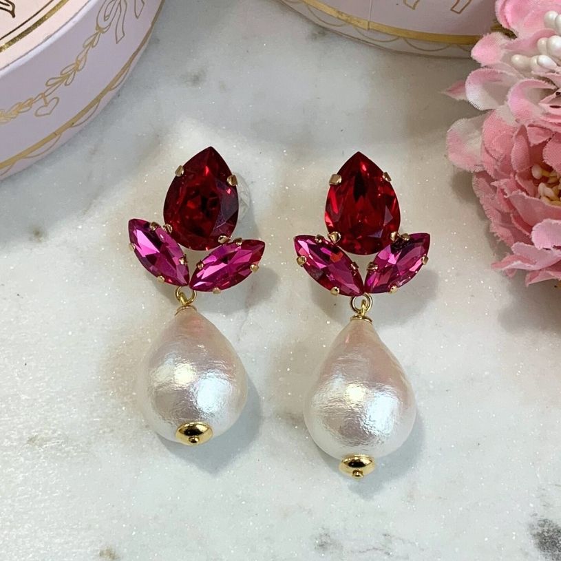 Funkelnde Ohrstecker in Rot und Pink mit federleichten Baumwolltropfen
